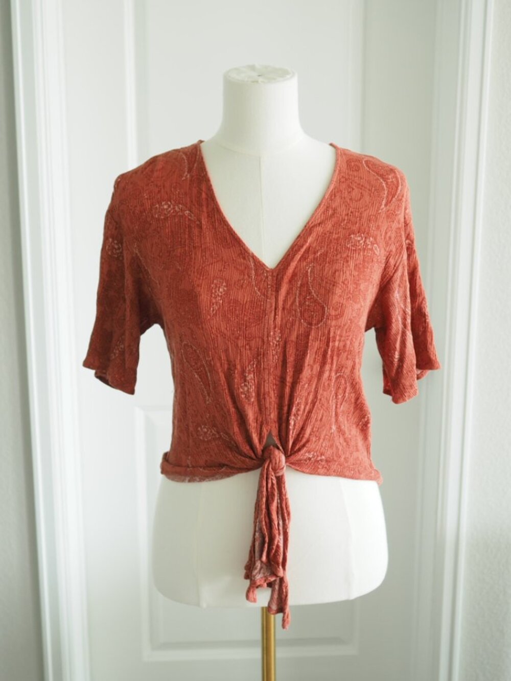 LUQ Rust Paisley Tie Front Crinkle Top XS Short Sleeve V Neck Rayon Blouse - Picture 1 of 10
